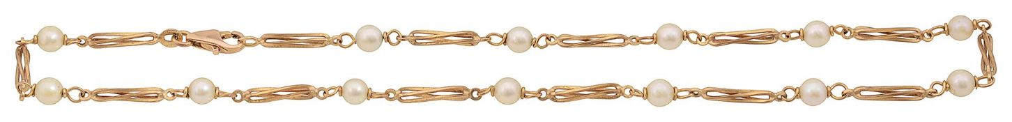 A 9ct yellow gold and cultured pearl necklace