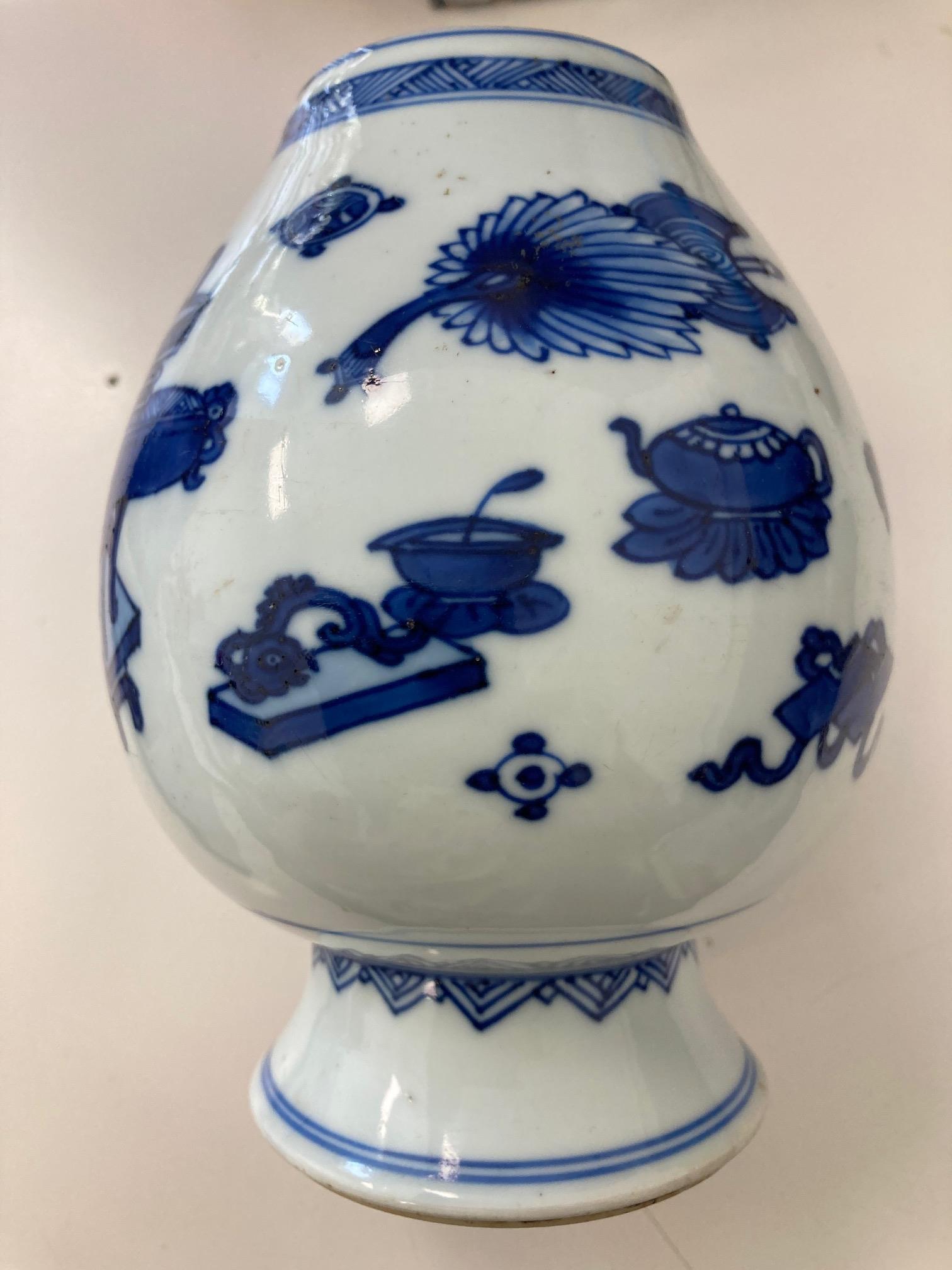 A Chinese blue and white vase, two ginger jars ands and a vase - Image 3 of 10