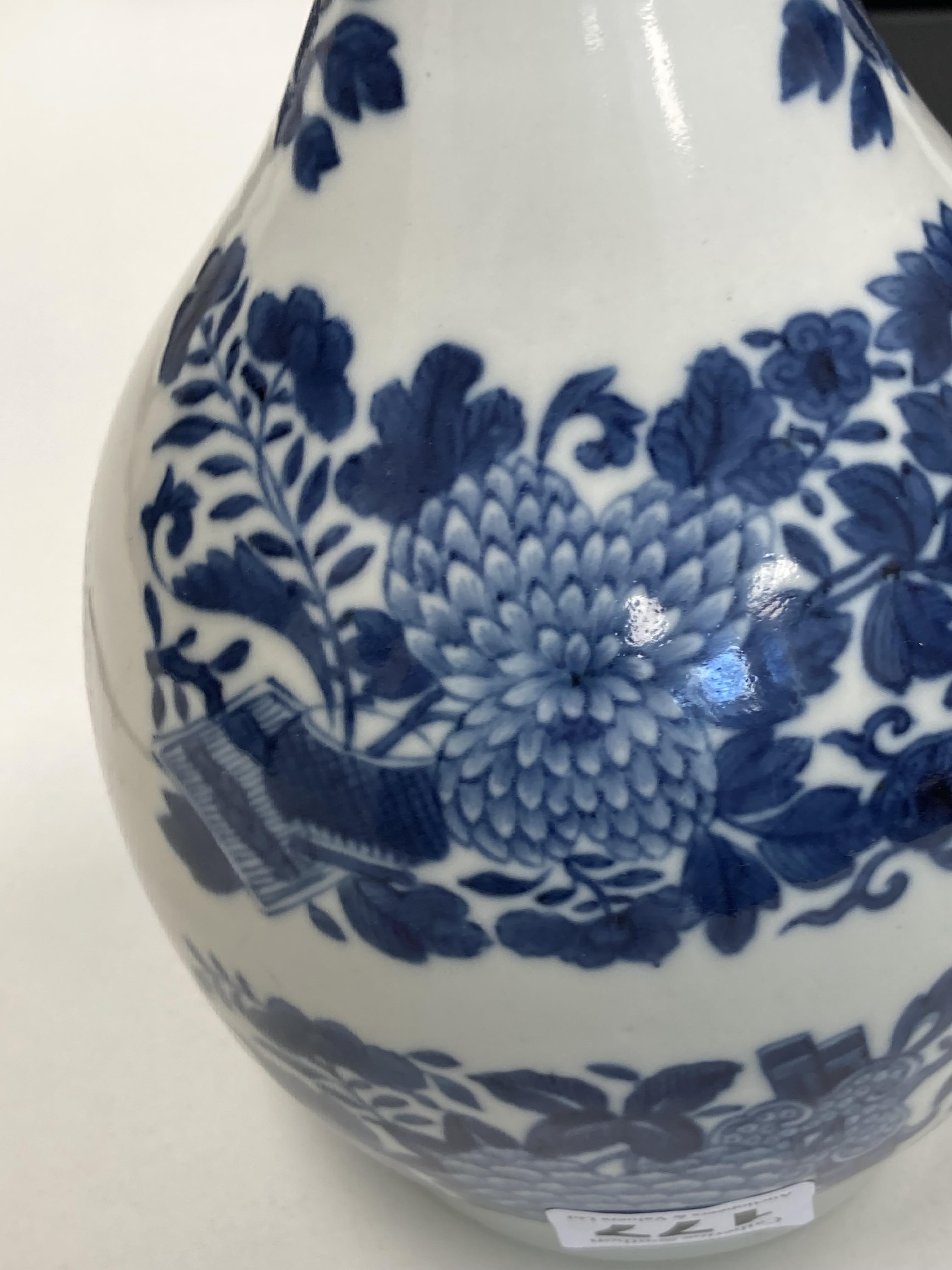 A Chinese blue and white bottle vase - Image 6 of 9