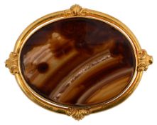 An oval banded agate and yellow gold brooch,