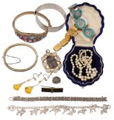 Assorted items of jewellery and costume jewellery