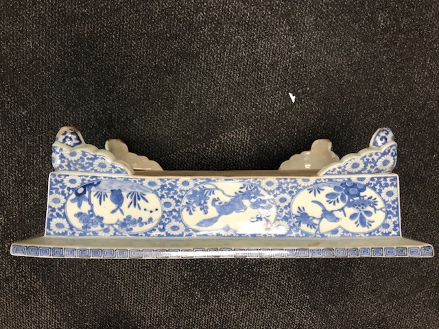 A large blue and white porcelain rectangular jardiniere - Image 9 of 12