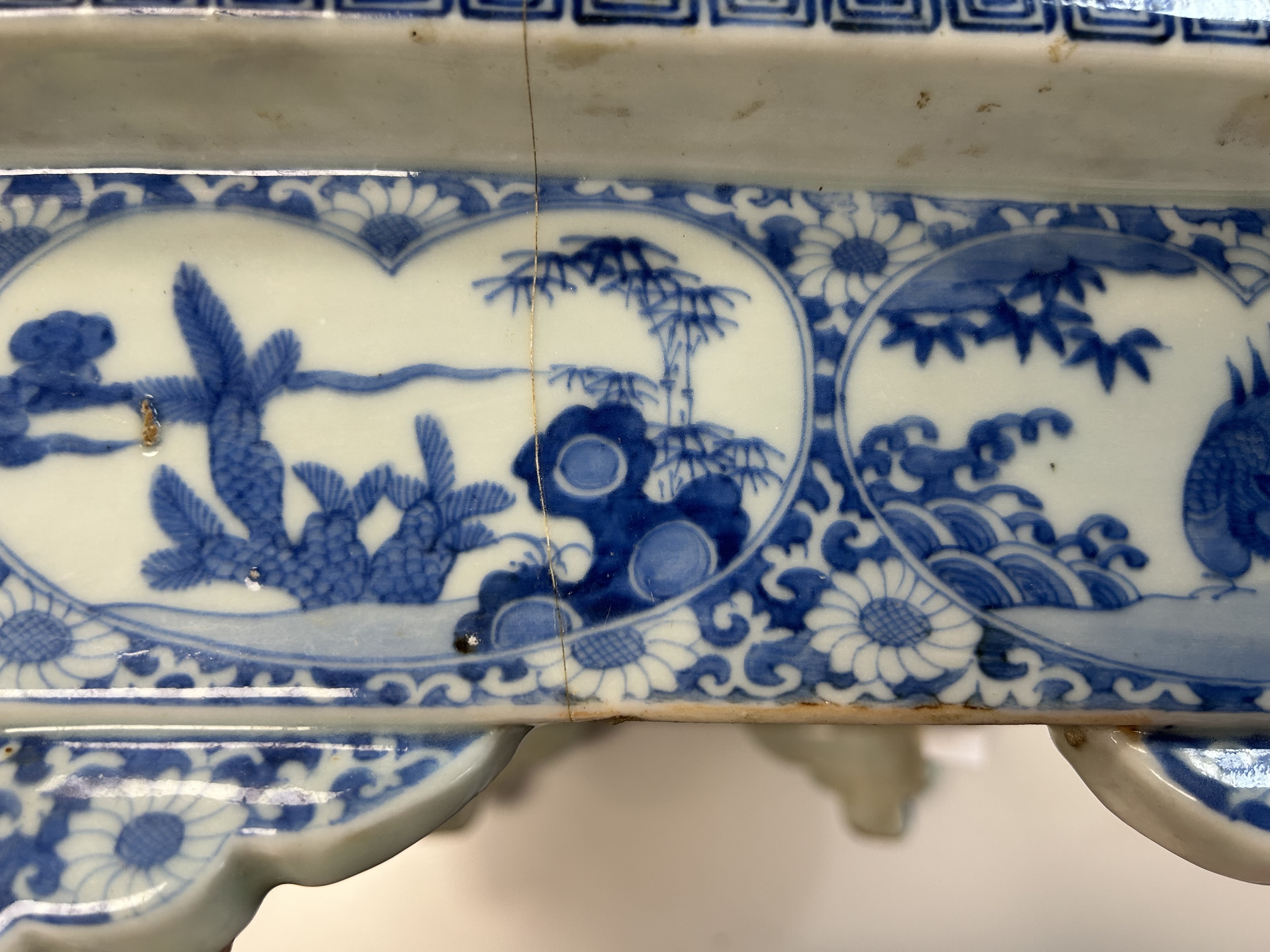 A large blue and white porcelain rectangular jardiniere - Image 5 of 12