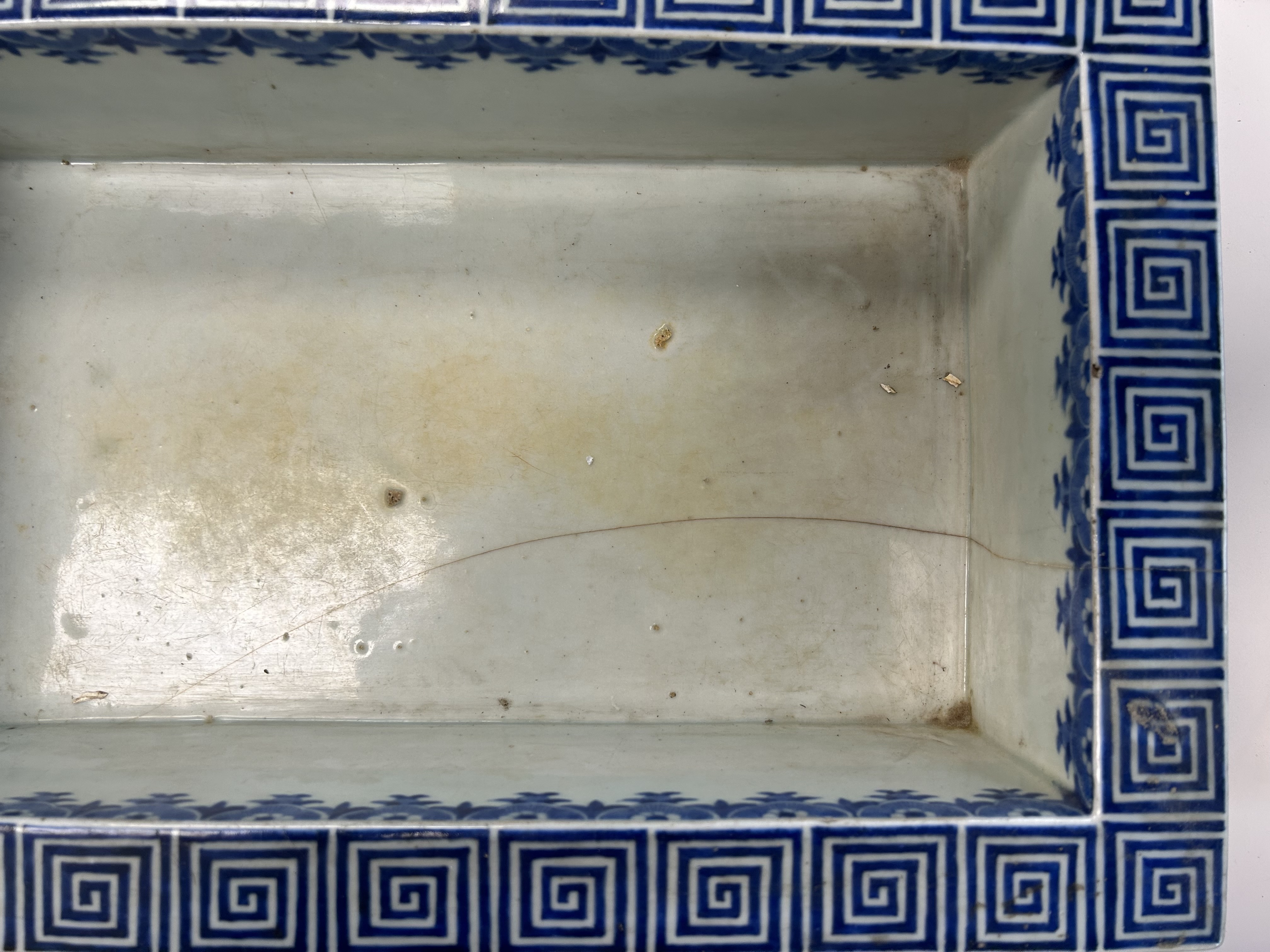 A large blue and white porcelain rectangular jardiniere - Image 2 of 12