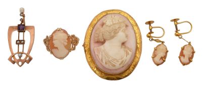 A shell cameo brooch