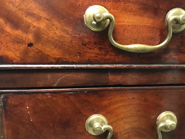 A George III mahogany chest of drawers - Image 3 of 4