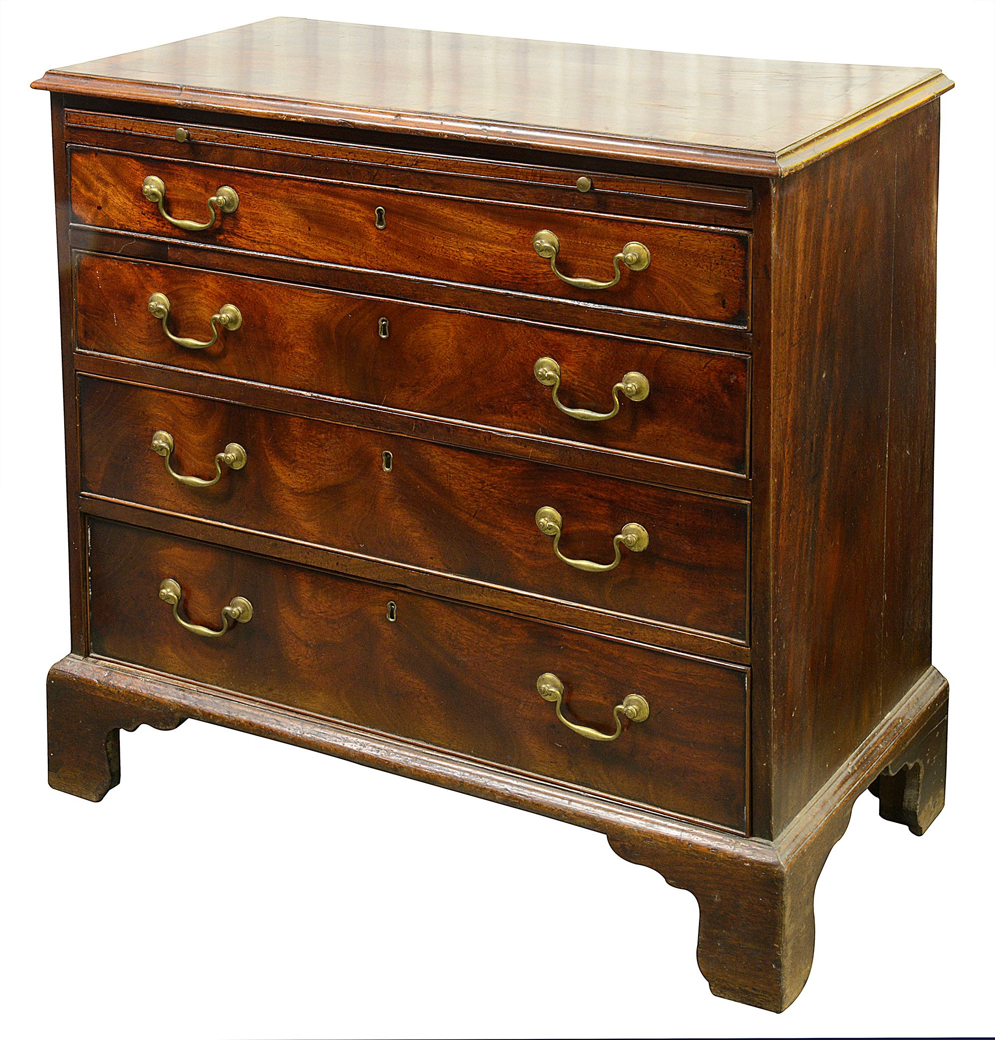 A George III mahogany chest of drawers - Image 2 of 4