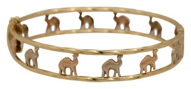 A 18ct gold two coloured hinged camel bangle