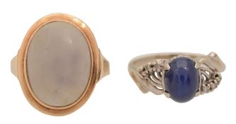 An Austrian blue chalcedony ring