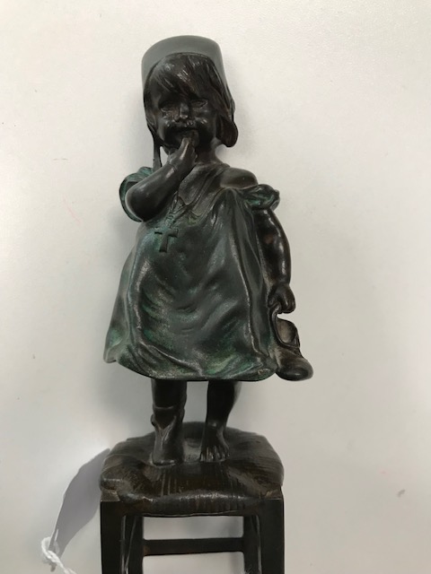 A bronze figure of a young girl standing on a stool - Image 3 of 4