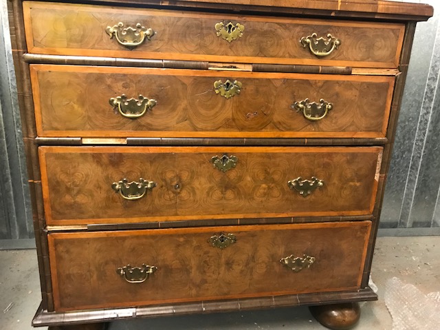 A William and Mary walnut oyster veneered chest of drawers - Image 5 of 6