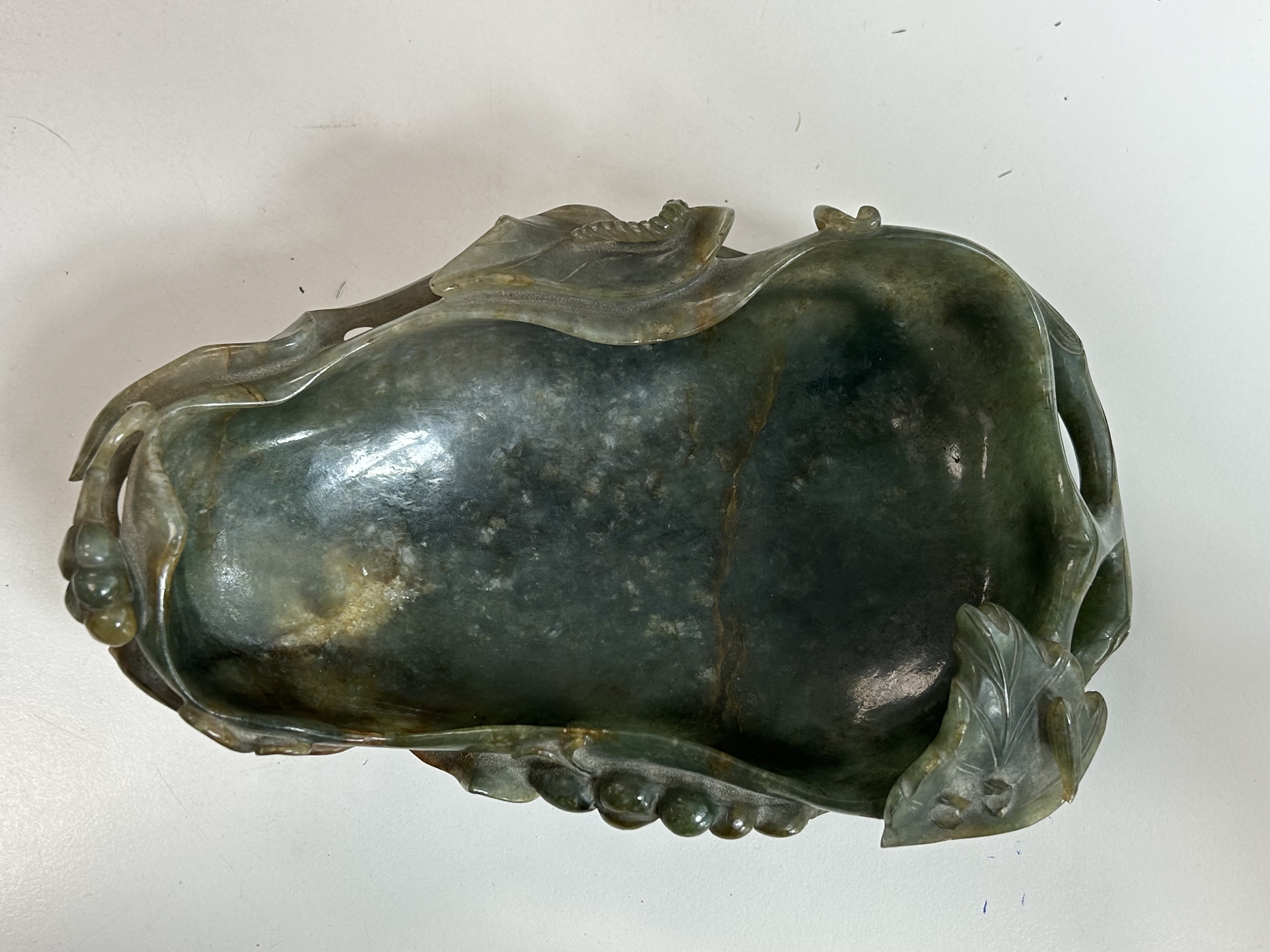 A Chinese dark green mottled jade dish - Image 4 of 7