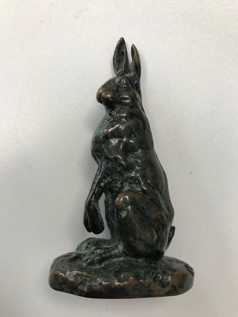 A bronze model of a seated hare - Image 4 of 5