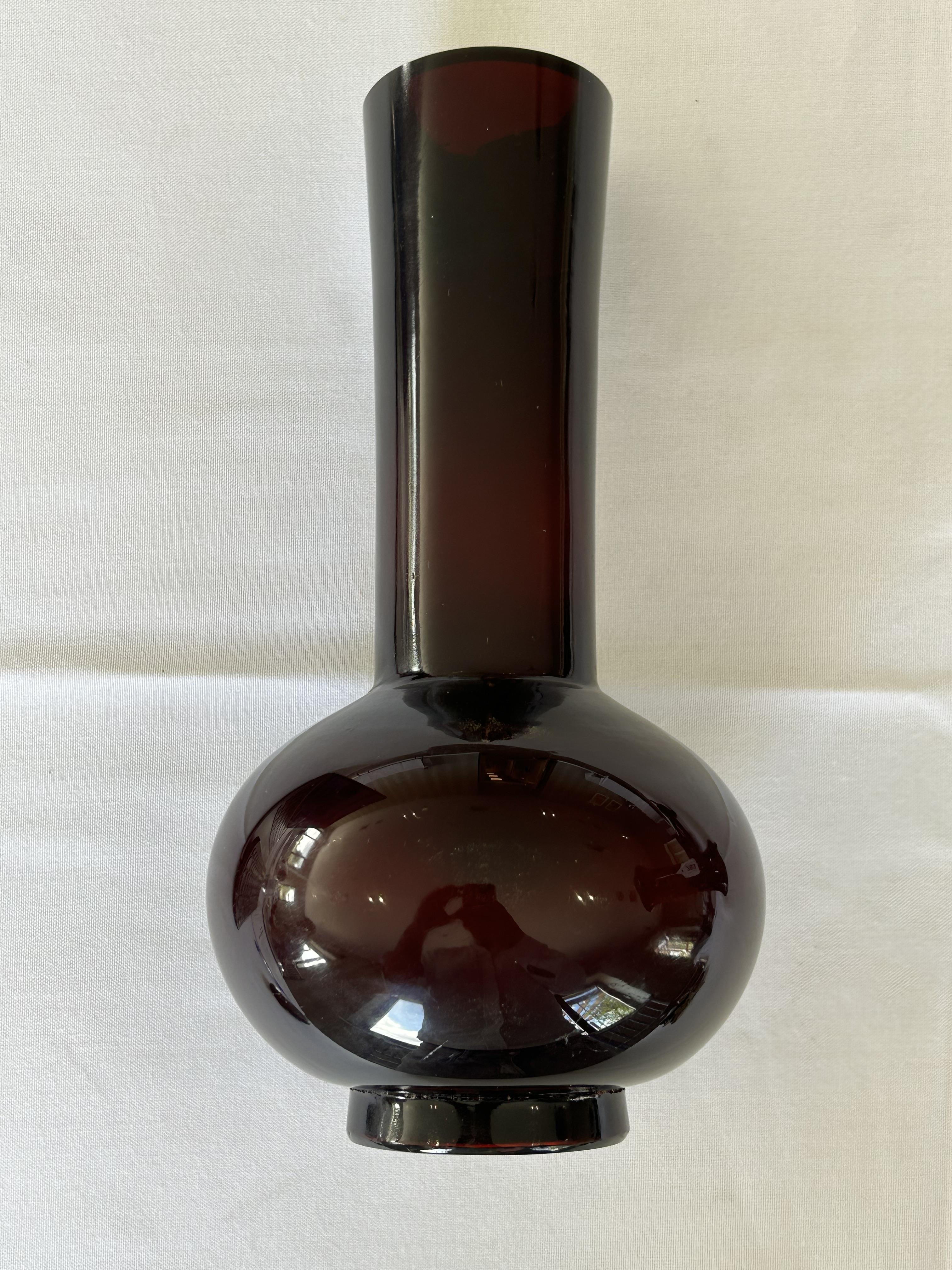 A Chinese amber red Peking glass bottle vase - Image 5 of 15