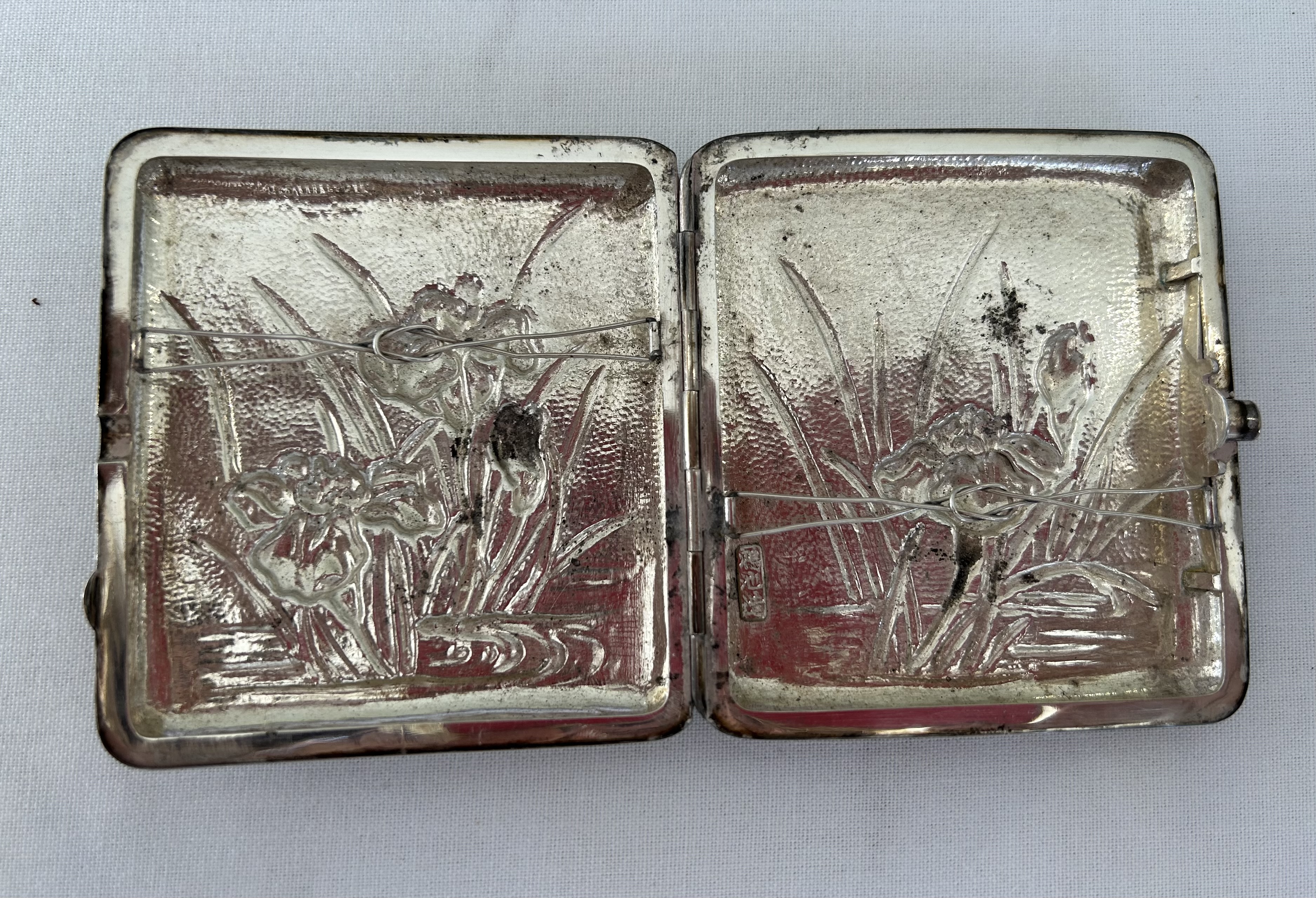 A Japanese Meiji period silver repousse cigarette case - Image 4 of 4