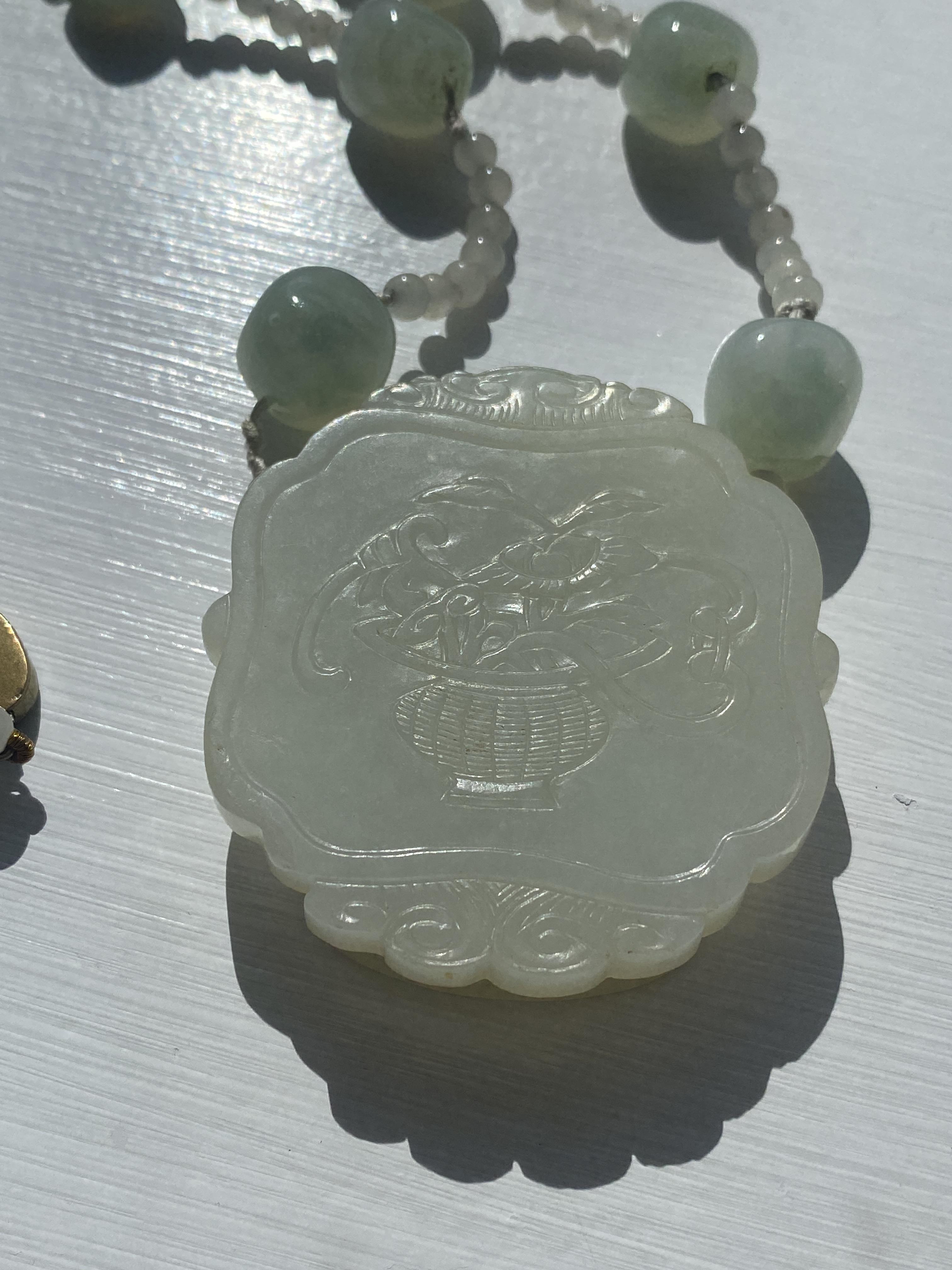 A Chinese mutton fat jade pendant necklace and five plaques - Image 29 of 29