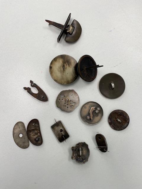 A collection of Japanese buttons, plaques and mounts - Image 4 of 4