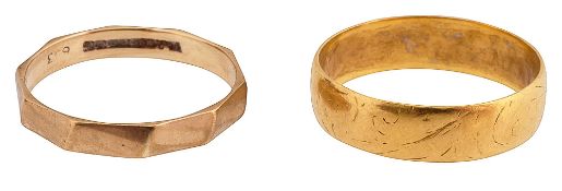 A 22ct gold ring with a chased design