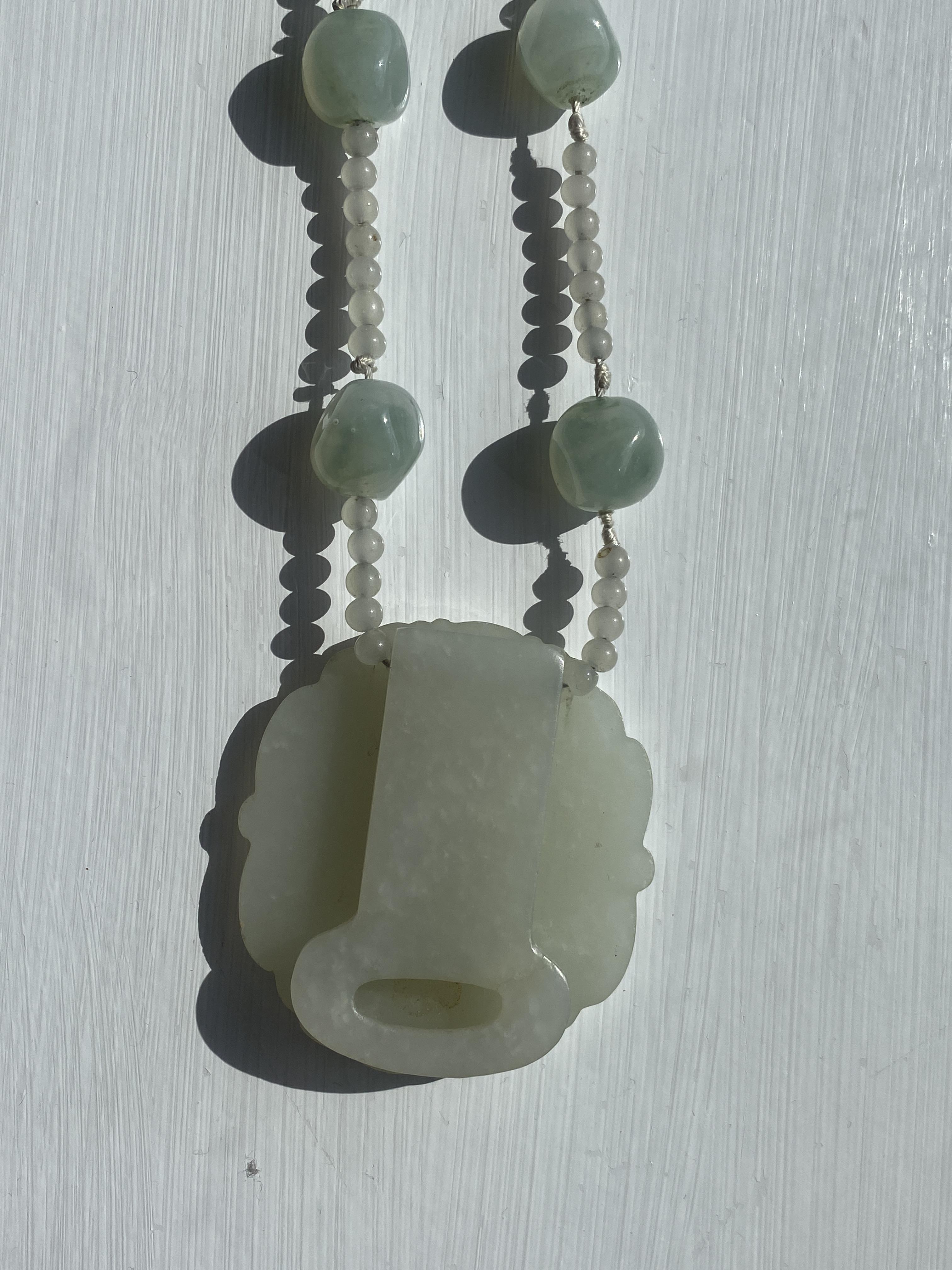 A Chinese mutton fat jade pendant necklace and five plaques - Image 25 of 29