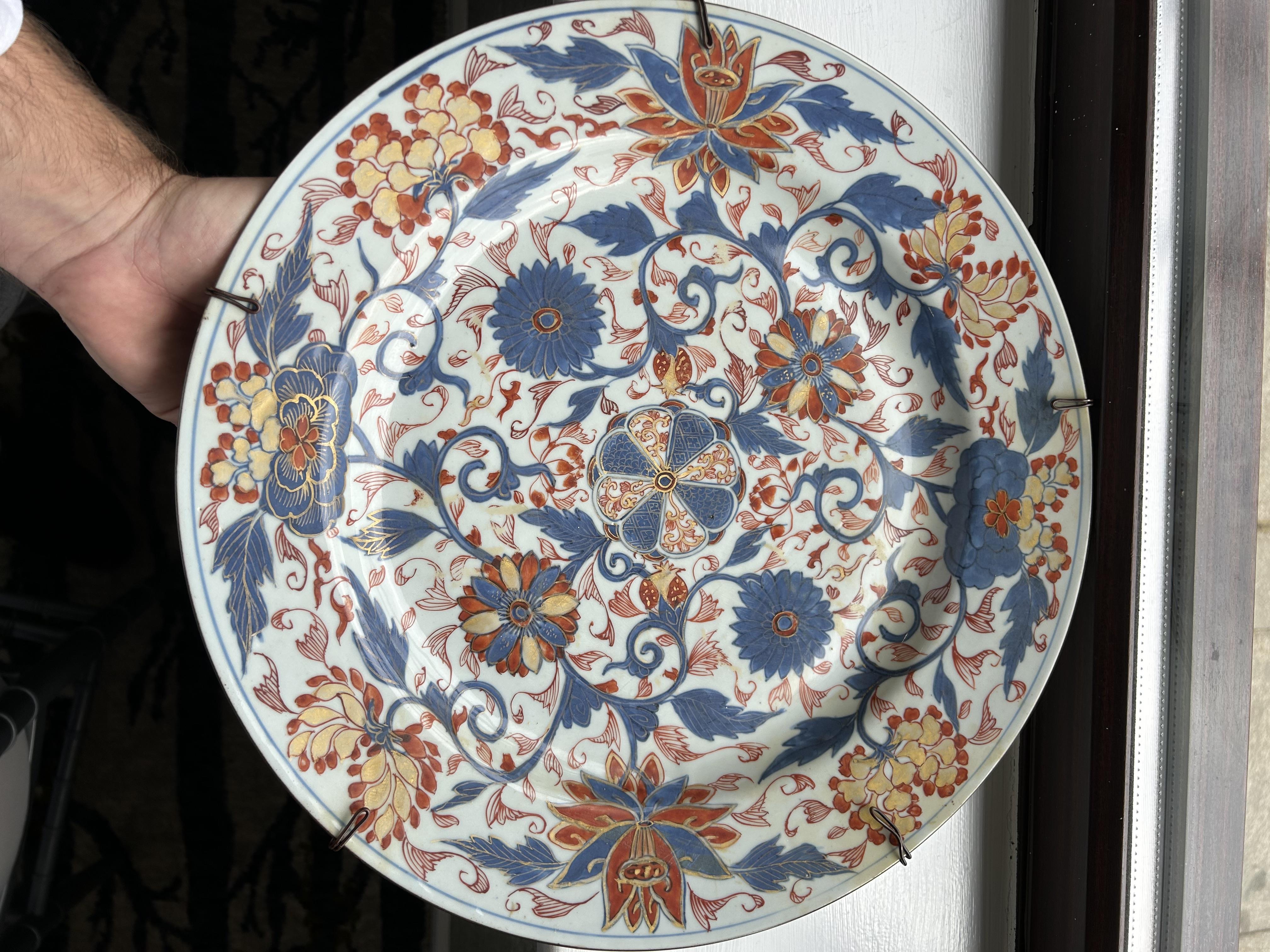 A pair of Chinese porcelain Imari style chargers - Image 9 of 13