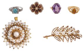 A group lot including: 4 rings, leaf brooch and pearl pendant