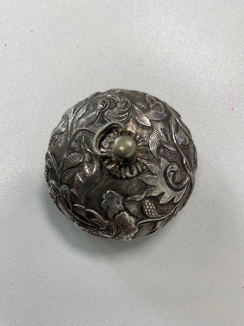 A 19th century Japanese silver ashtray netsuke - Image 2 of 5