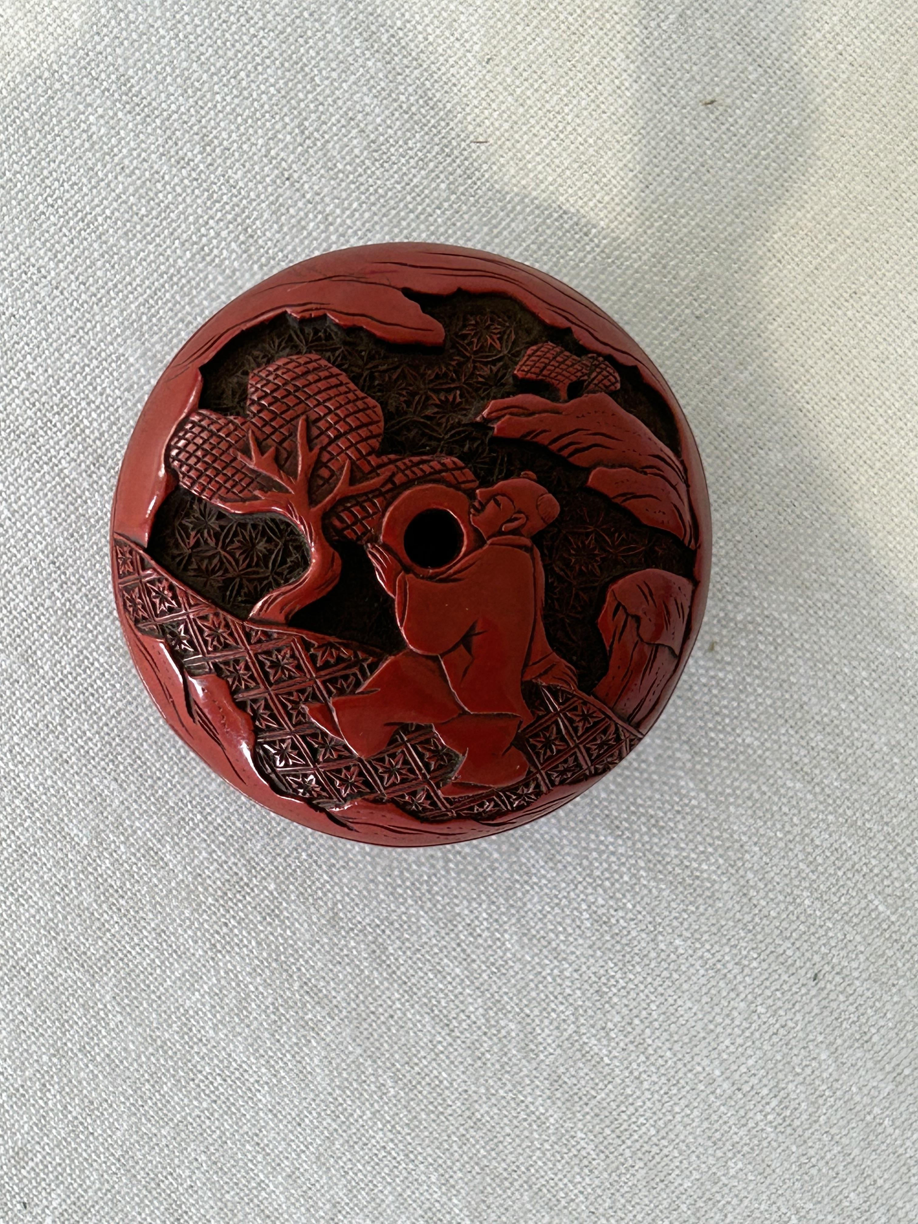 A Japanese Edo period Tsuishu red lacquer two part manju netsuke - Image 3 of 4