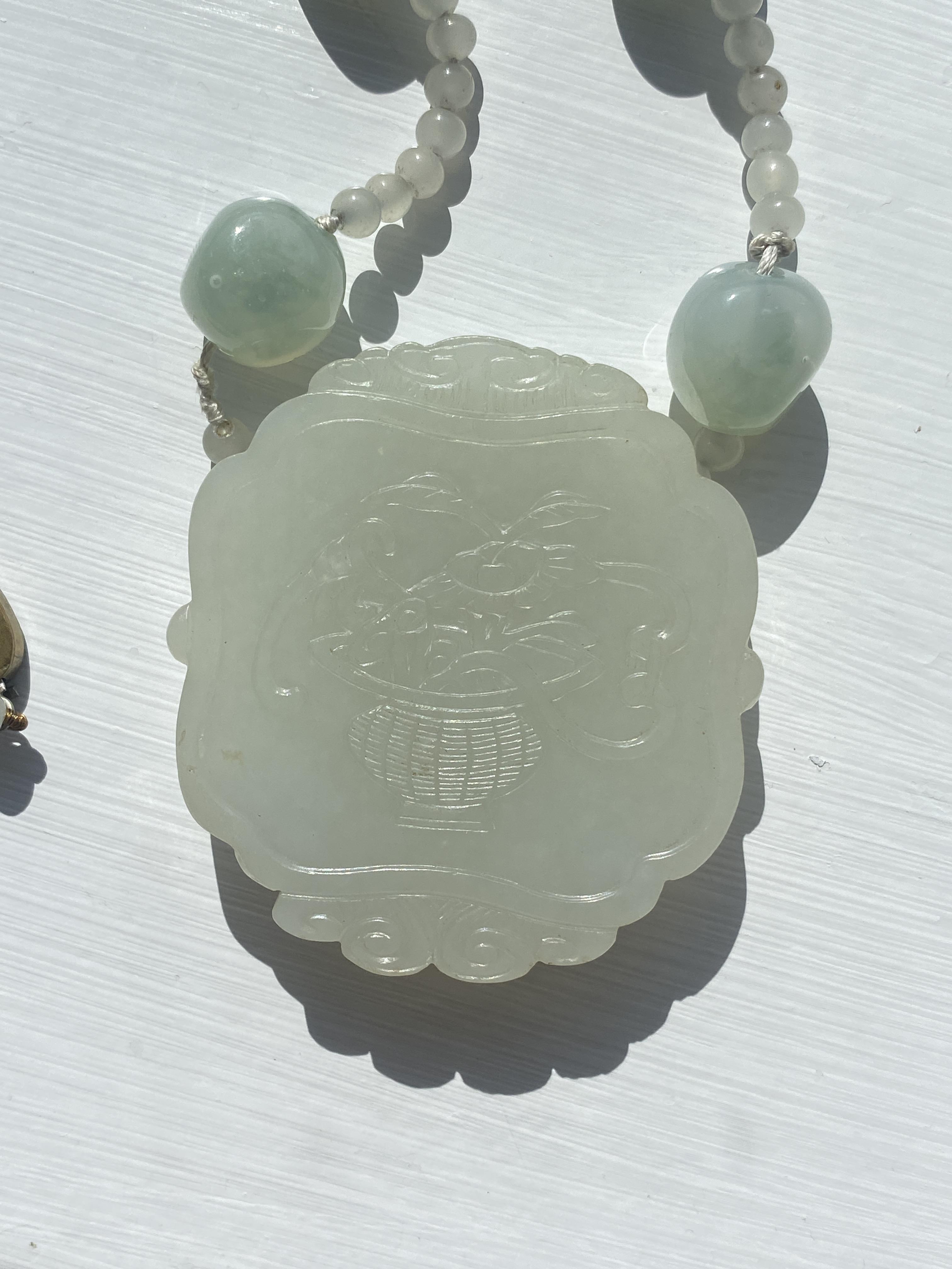 A Chinese mutton fat jade pendant necklace and five plaques - Image 28 of 29