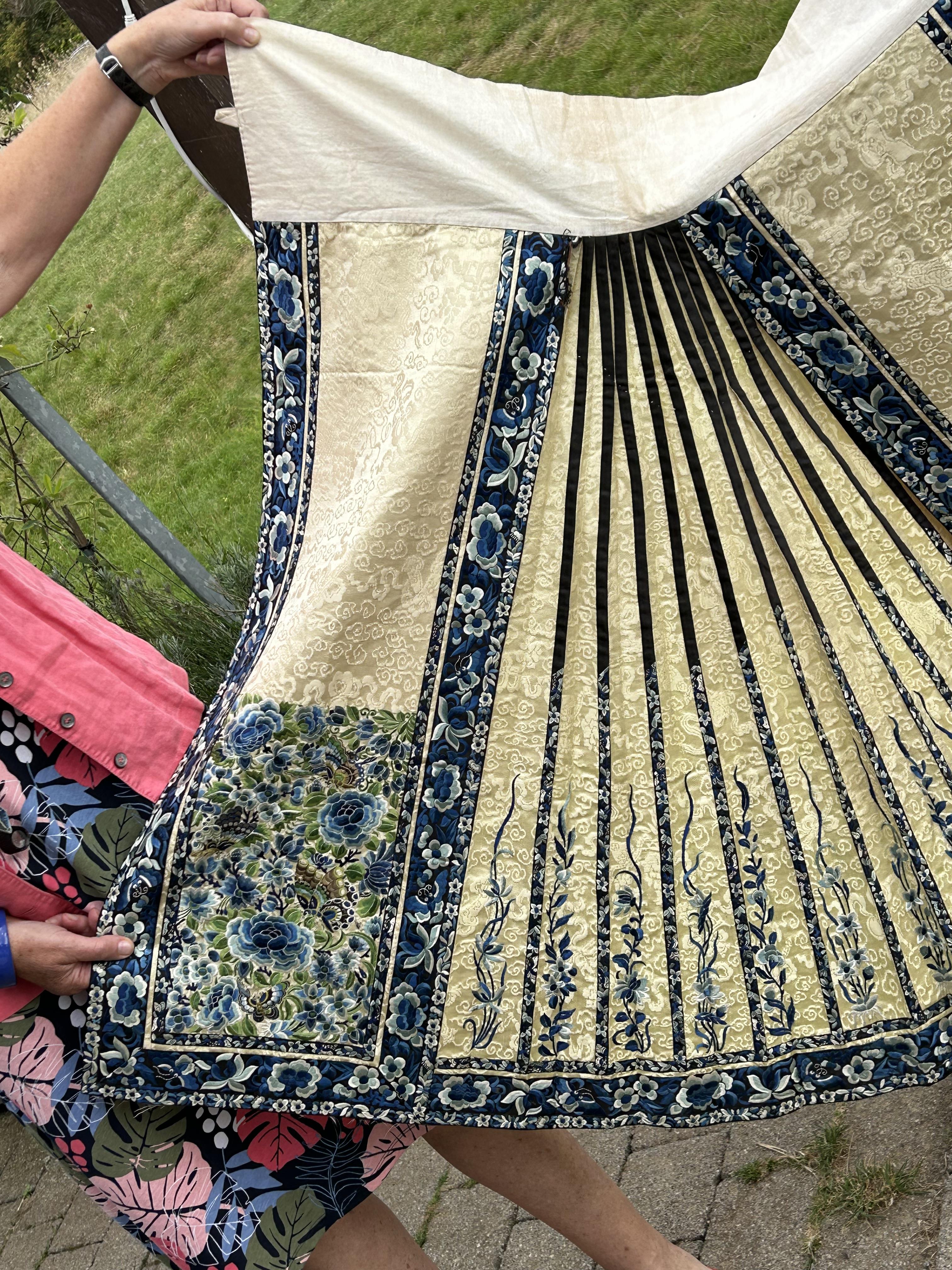 A late 19th century Chinese embroidered silk damask pleat skirt - Image 12 of 19