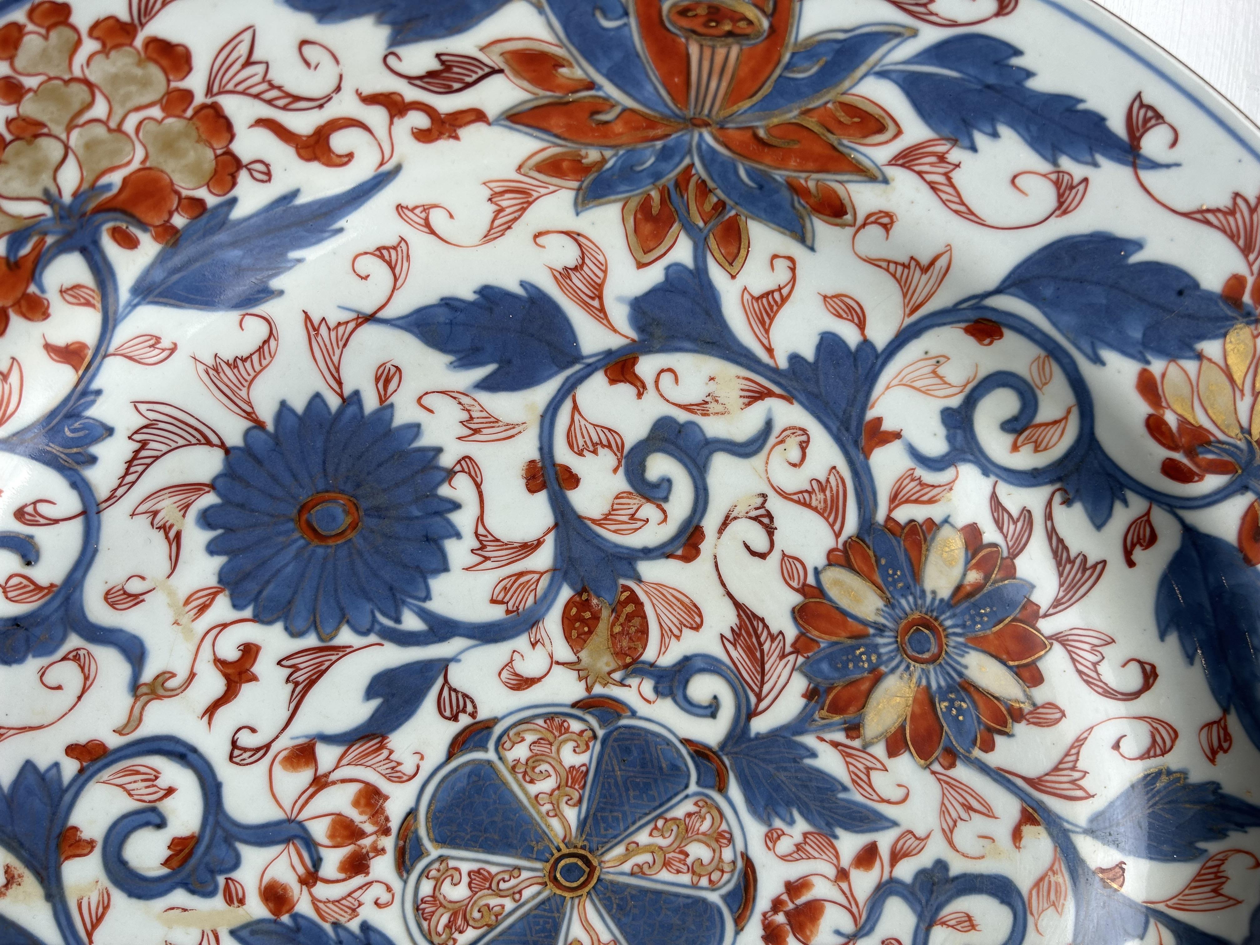 A pair of Chinese porcelain Imari style chargers - Image 7 of 13