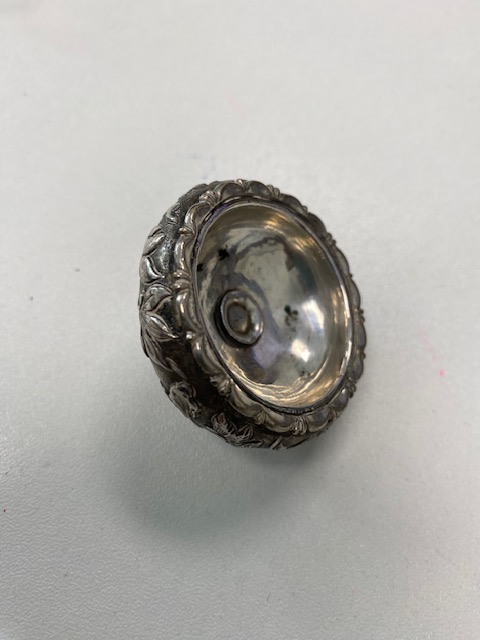 A 19th century Japanese silver ashtray netsuke - Image 3 of 5