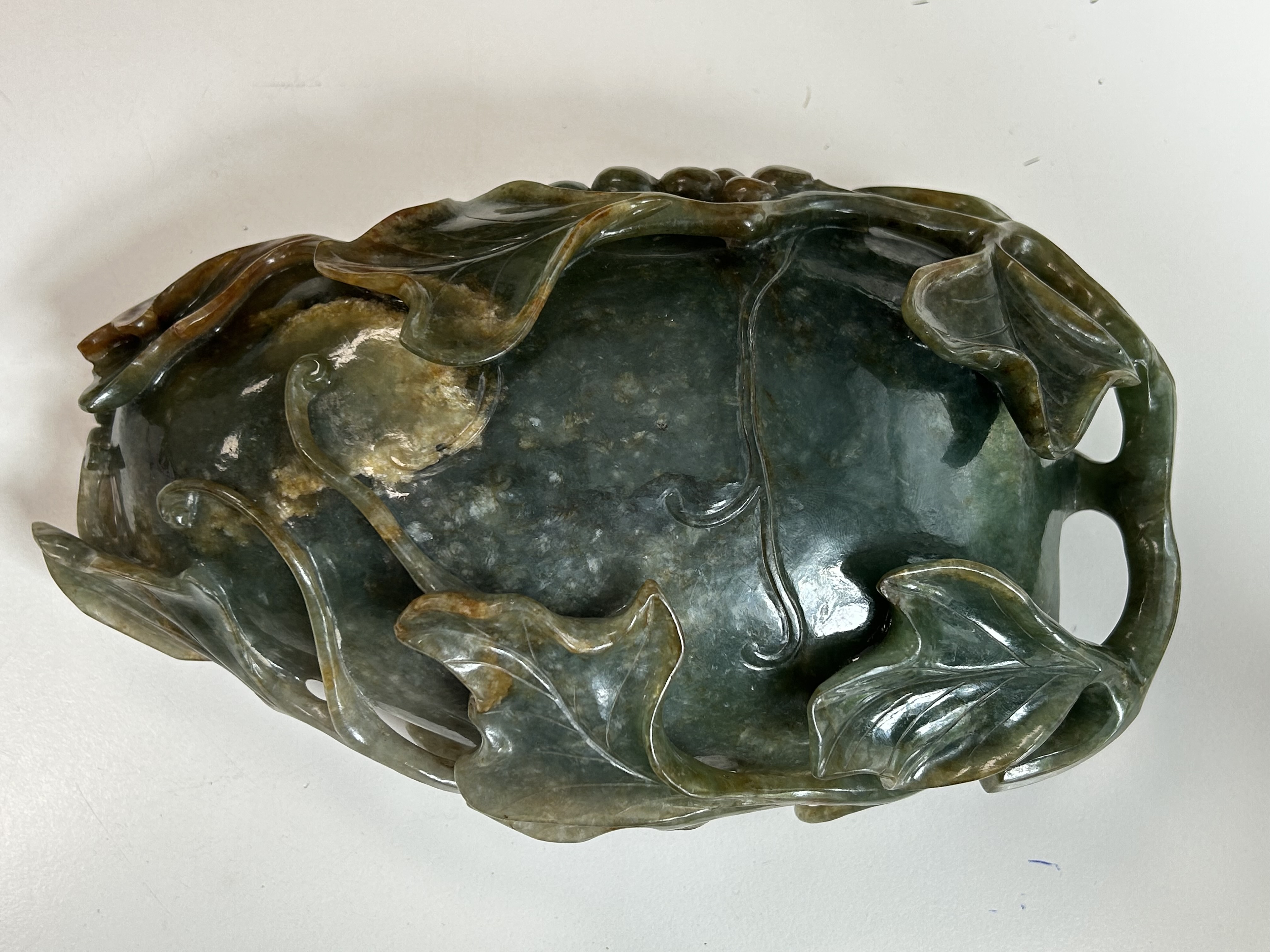 A Chinese dark green mottled jade dish - Image 3 of 7