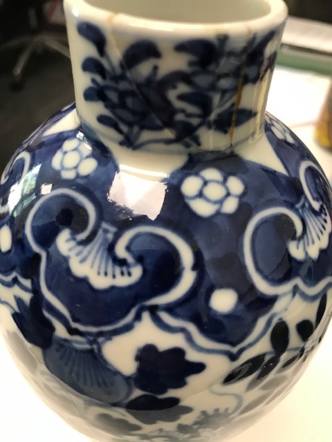 A pair of Chinese blue and white vases - Image 2 of 5