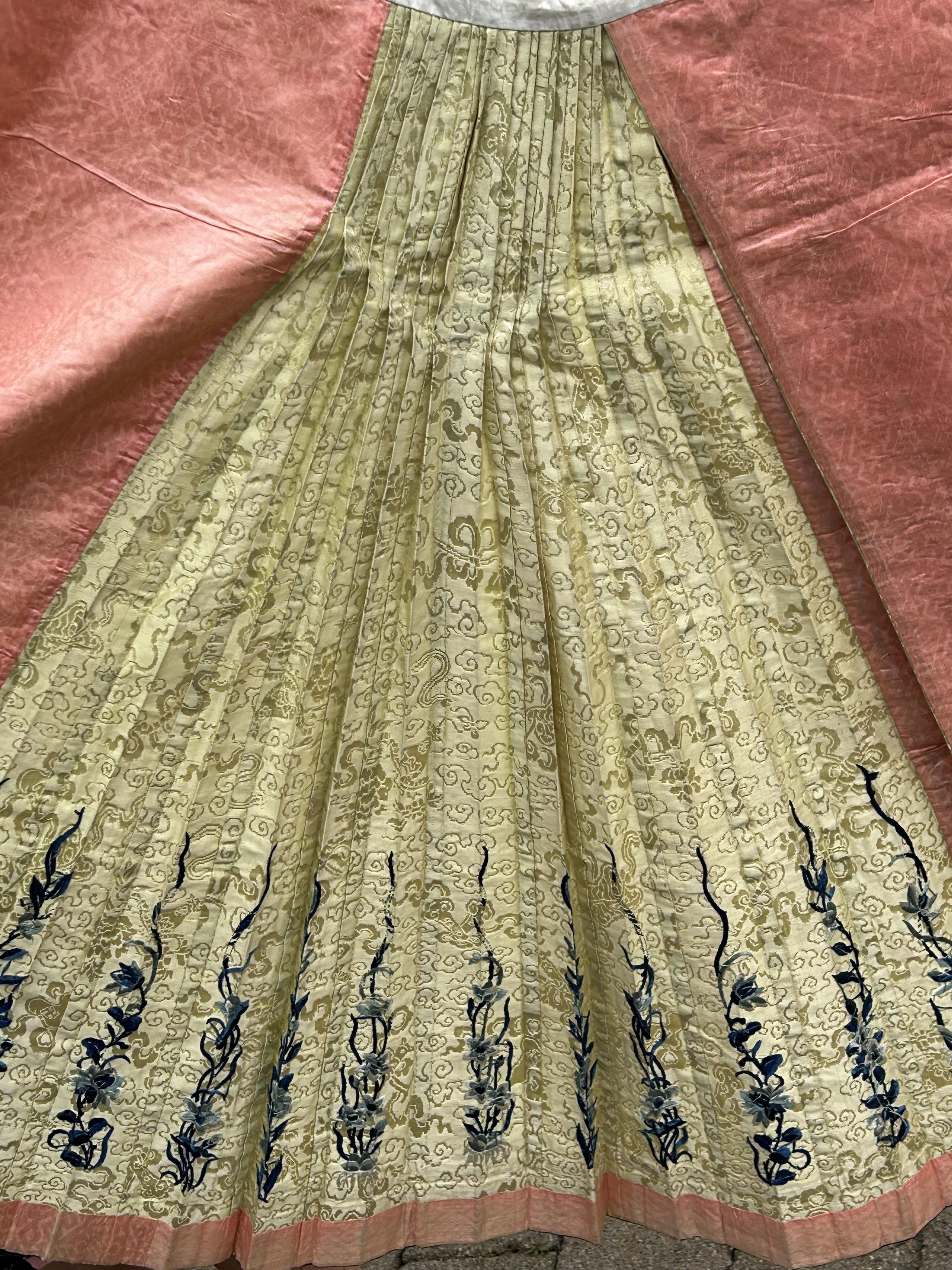 A late 19th century Chinese embroidered silk damask pleat skirt - Image 15 of 19