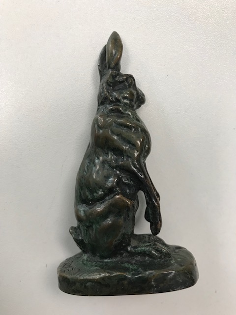 A bronze model of a seated hare - Image 3 of 5
