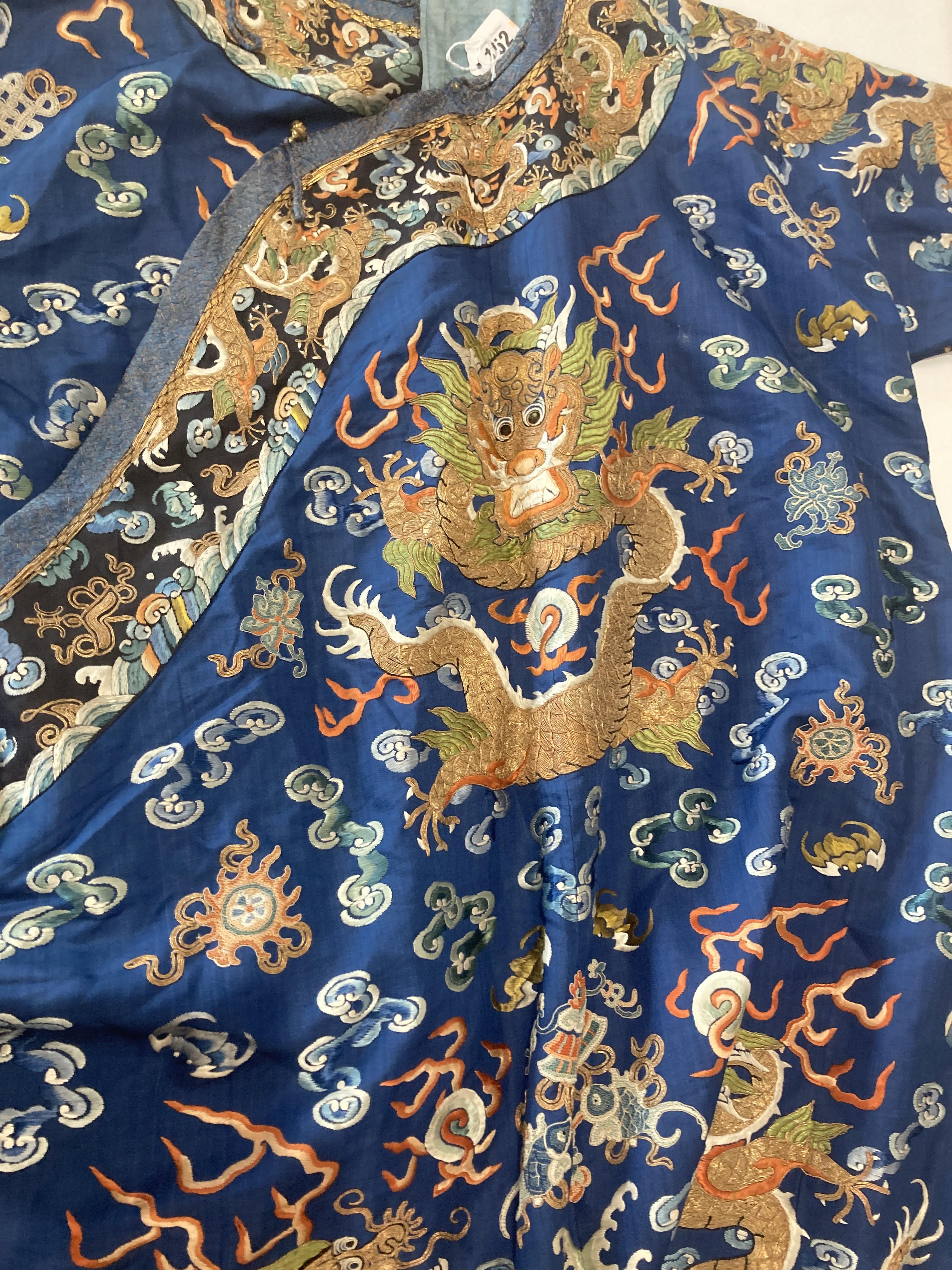 A late 19th/early 20th century embroidered Chinese silk robe - Image 5 of 7