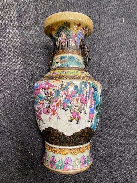 A late 19th century Chinese Nanking crackle glazed famille rose vase - Image 4 of 5