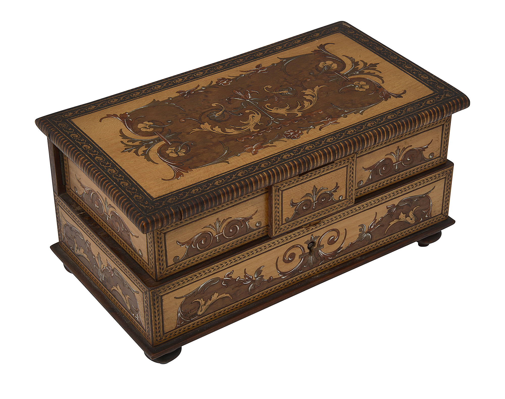 A Sorrento Ware inlaid jewellery box