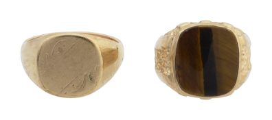 A gentleman's tigers eye and 9ct gold signet ring