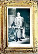 MONOCHROME STEEL ENGRAVING DEPICTING A ROBED GENTLEMAN, GILDED FRAME, APPROX 59 x 36cm