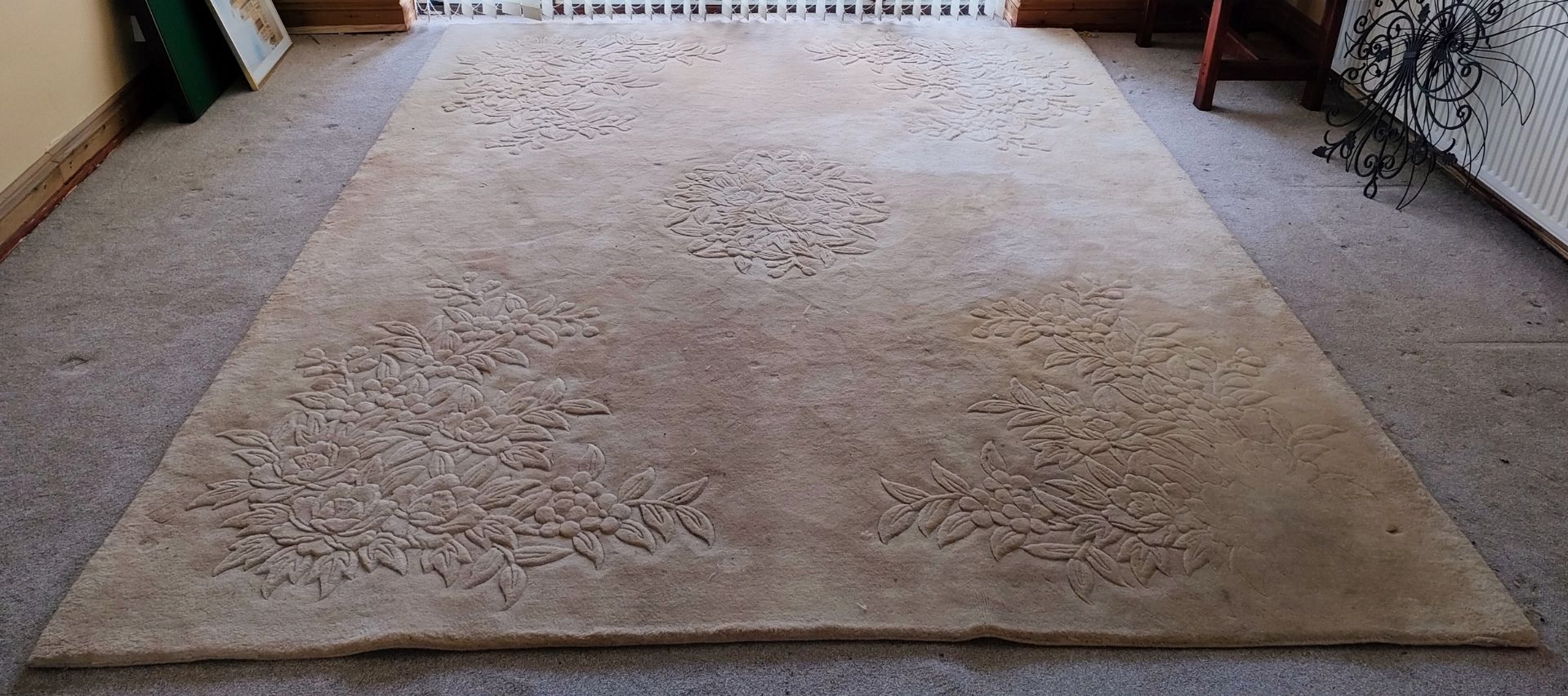 Large Chinese decorative handknotted rug. App. 305 x 244cm Appears in reasonable used condition,