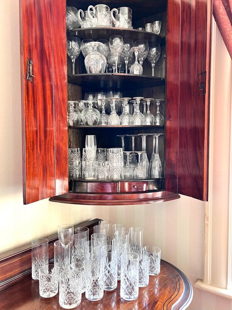 LARGE QUANTITY OF DRINKING GLASSES