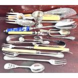 AN ACCUMULATION OF SILVER PLATED ITEMS INCLUDING TWO PAIRS OF PICKLE FORKS, ETC.