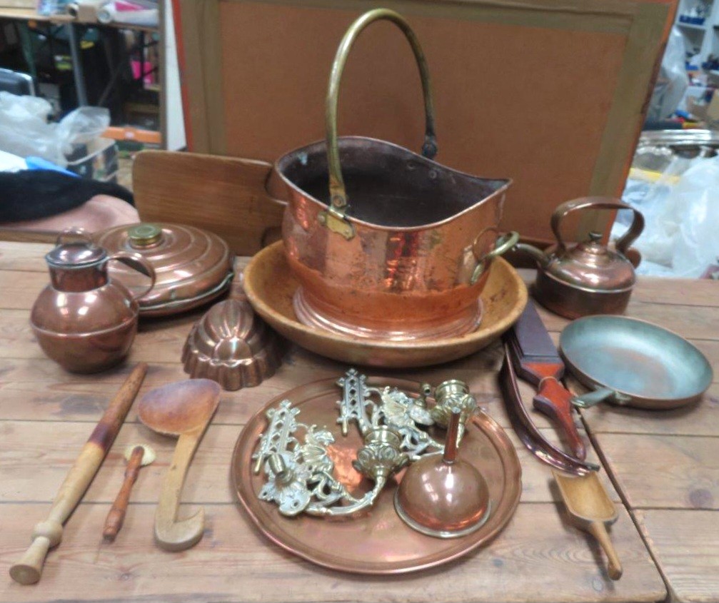 QUANTITY OF VARIOUS COPPER AND BRASS INCLUDING COAL SCUTTLE, CANDLE WALL BRACKETS, COPPER KETTLE,