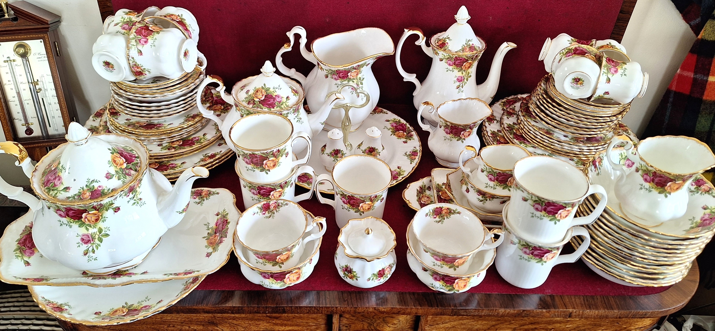 LARGE QUANTITY OF ROYAL ALBERT OLD COUNTRY ROSES TEA/DINNERWARE. APPROX. 90+ PIECES. ALL IN USED