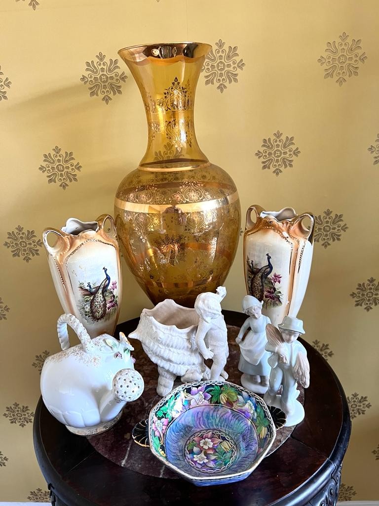 SMALL QUANTITY OF DECORATIVE CERAMICS PLUS GLASS VASE