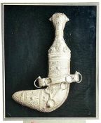 LATE 20TH CENTURY JAMBYA MIDDLE EASTERN KNIFE, WITHIN FRAMED PRESENTATION BOX. APPROX. 27 X 22CM