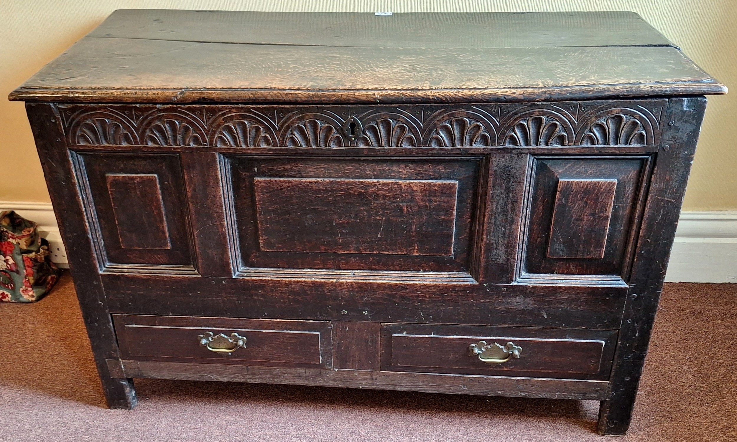 Oak blanket chest with hinged lift up cover. App. 75.5cm H x 120cm W x 55.5cm D