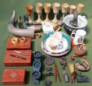 Sundries Inc. ceramics, horn items, treen, stoneware, etc