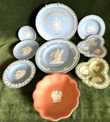 WEDGWOOD NINE PIECES OF SMALL DISHES PLUS CROWN DERBY COVER
